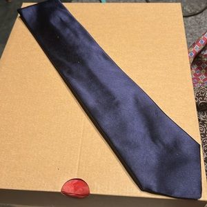 This vibrant blue Tommy tie is just for you